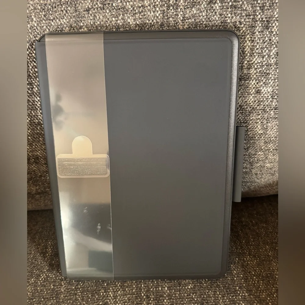 *BRAND NEW* Logitech slimfolio iPad case with keyboard. Still in box never used.